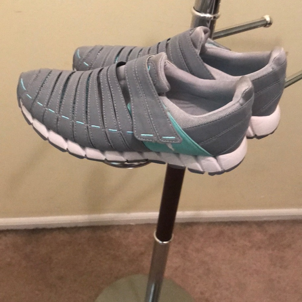 Women’s running sneakers